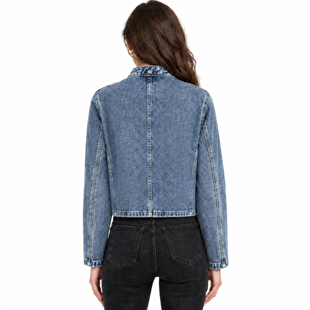 Πίσω όψη κοντού denim jacket σε μοντέλο, με ίσια γραμμή και κεντρική ραφή στην πλάτη,